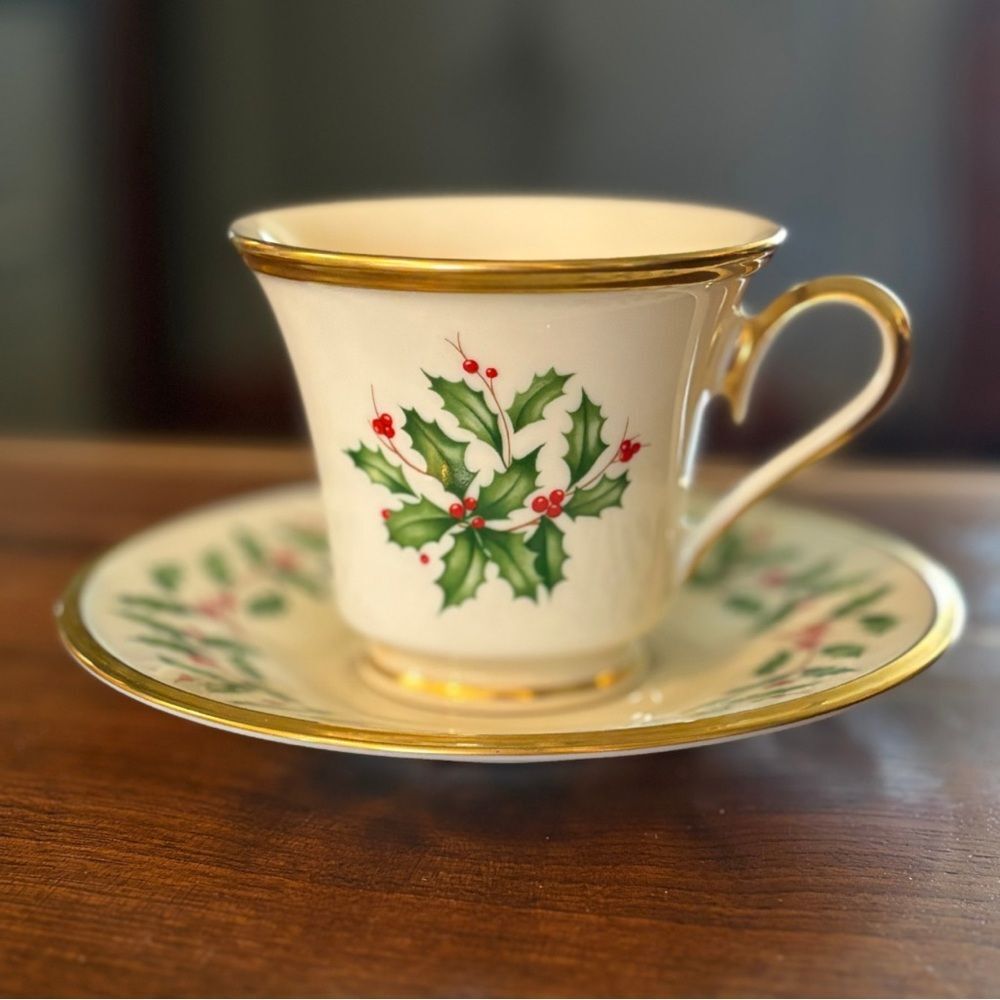 Lenox Holiday Cup & Saucer Holly Berry Gold Trim Excellent